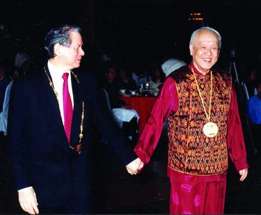 Prof Arthur Lim Siew Ming and Dr Chee Phui Hung walking hand in hand at a formal dinner