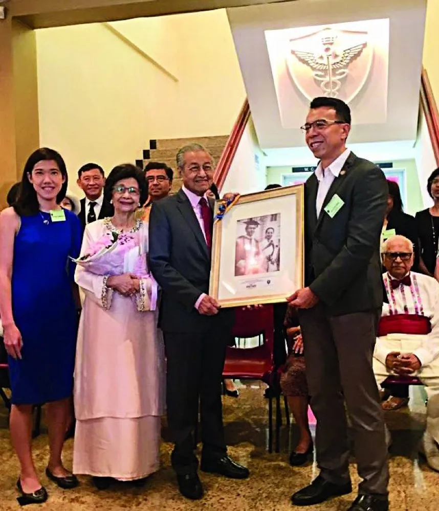 Tun Dr Mahathir Mohamad and Tun Dr Siti Hasmah presented with a framed vintage graduation photograph at the Alumni Medical Centre in 2018